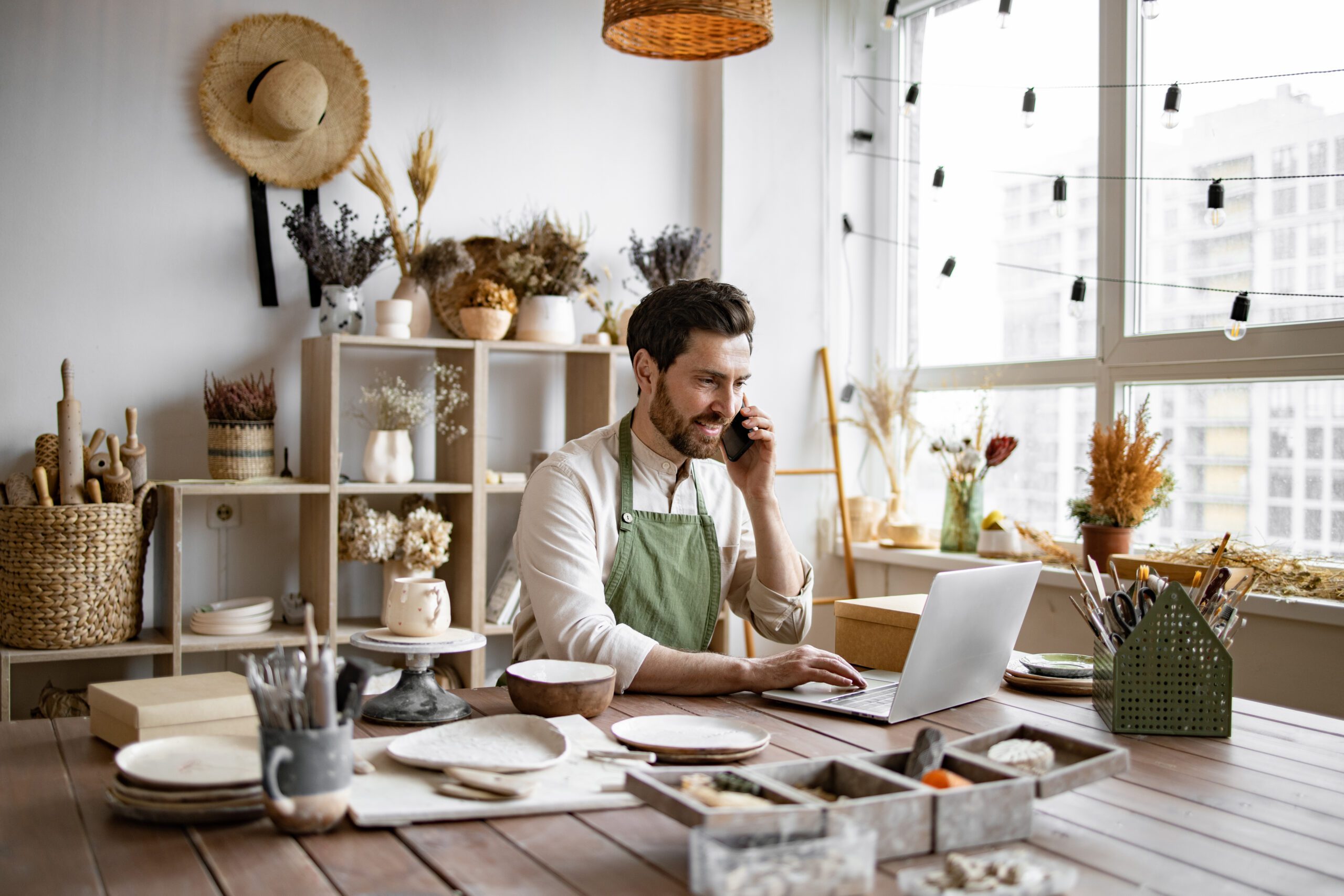 Erfaren keramiker och småföretagare som driver egen verkstad och behöver hjälp med bokföring och redovisning