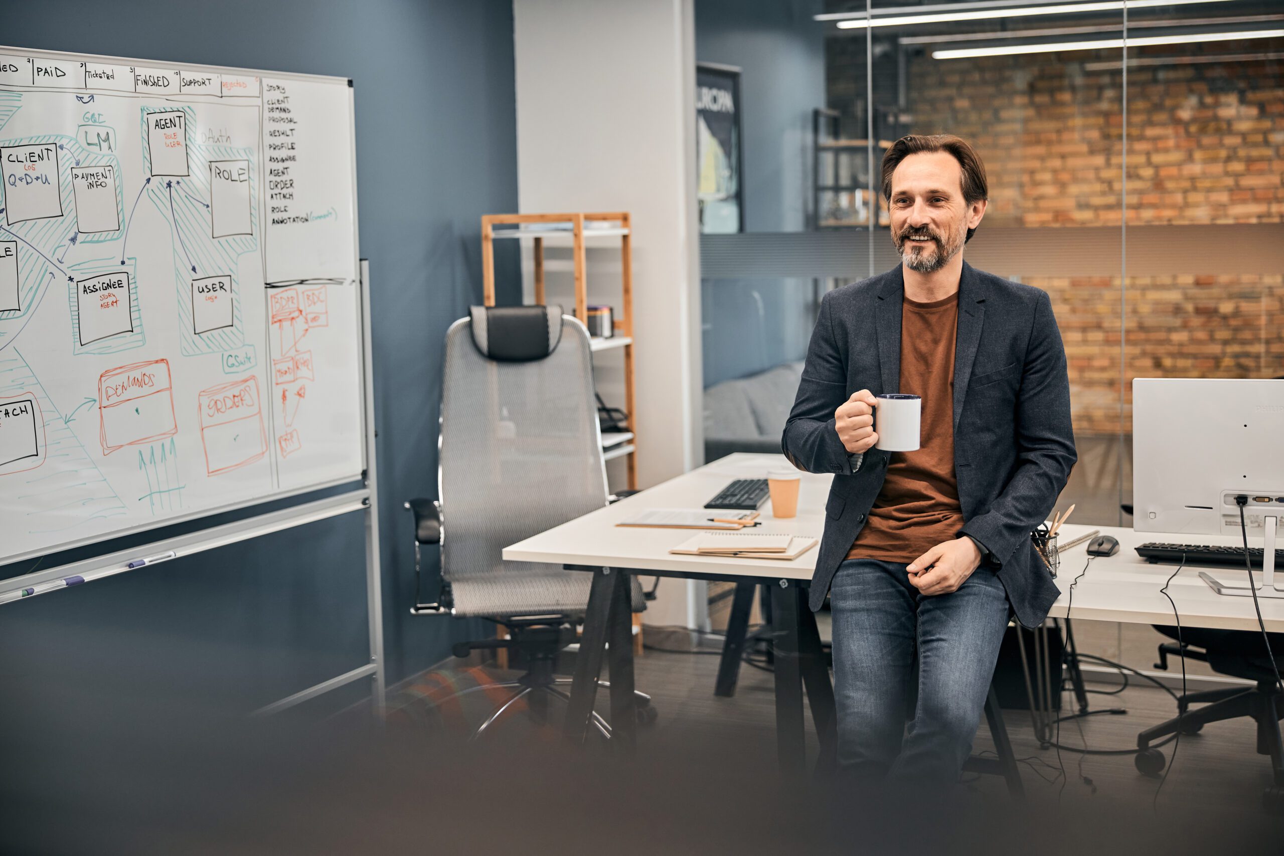 Småföretagare som driver eget företag och får stöd med bokföring och redovisning på kontoret