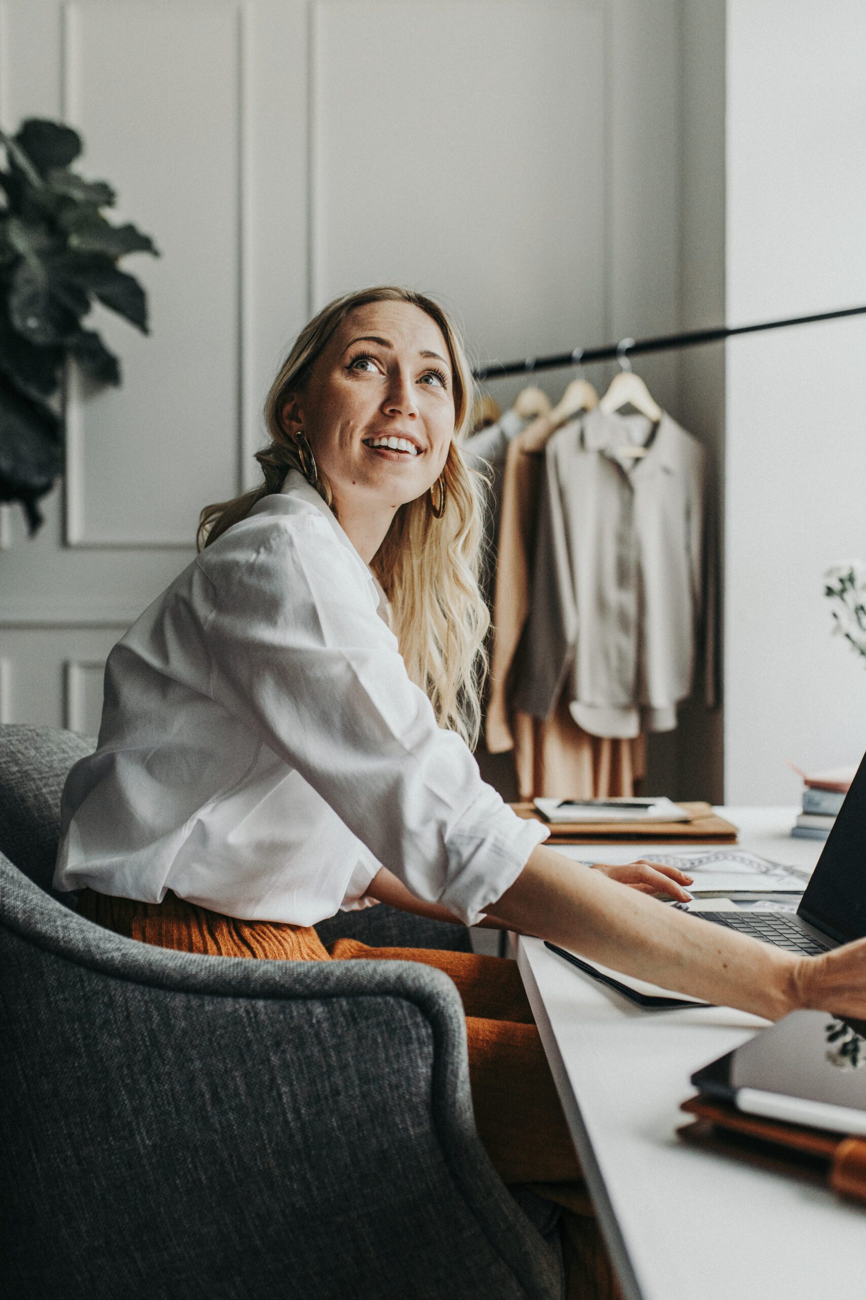 Ung butik- och modestdesigner som driver eget företag och behöver hjälp med bokföring och redovisning