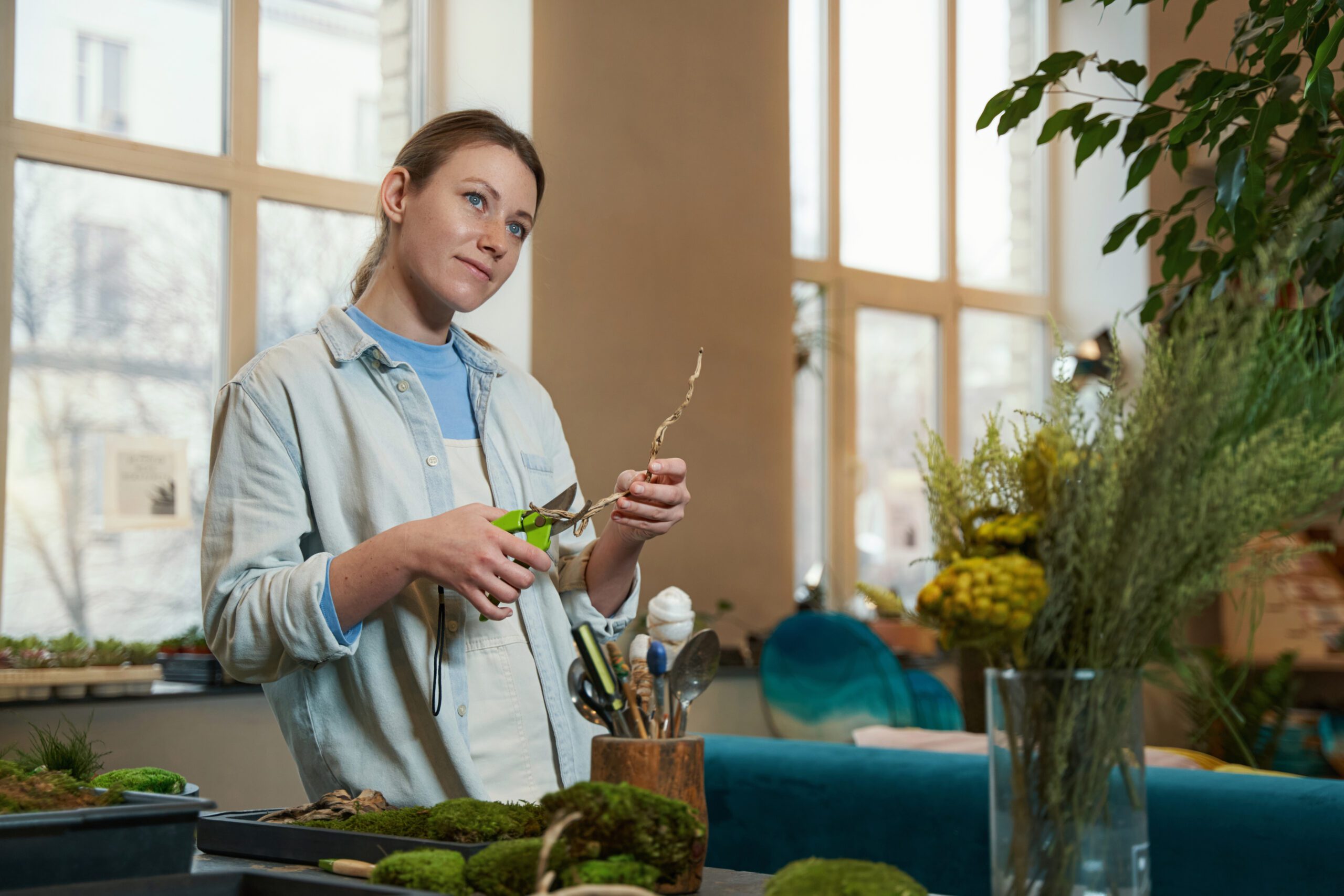 Florist som arbetar med trä och mossa och behöver hjälp med bokföring och redovisning