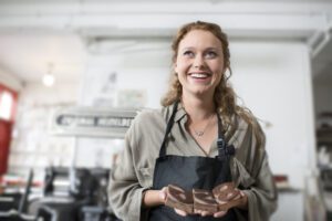 Kvinnlig entreprenör i tryckeri som behöver hjälp med bokföring och redovisning av sin verksamhet